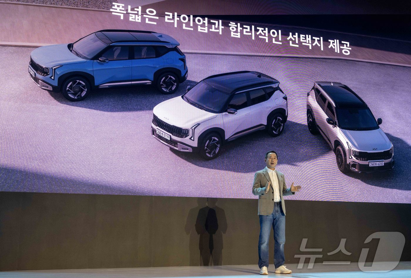 (서울=뉴스1) = 기아가 국내 대표 소형 SUV ’디 올 뉴 셀토스’의 사양 구성과 가격을 공개하고 오는 27일부터 계약을 시작한다고 26일 밝혔다. 사진은 지난 23일 서울 중 …