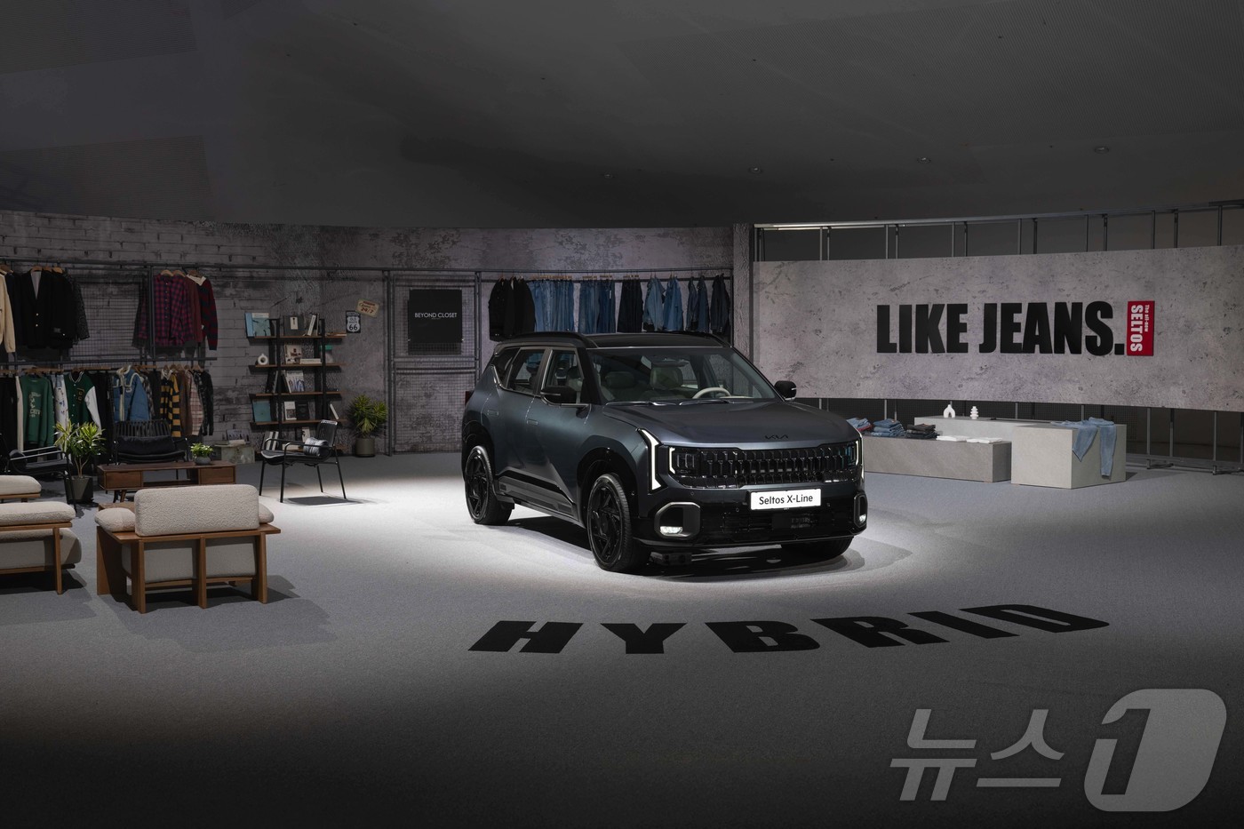 (서울=뉴스1) = 기아가 국내 대표 소형 SUV ’디 올 뉴 셀토스’의 사양 구성과 가격을 공개하고 오는 27일부터 계약을 시작한다고 26일 밝혔다. 사진은 지난 23일 서울 중 …