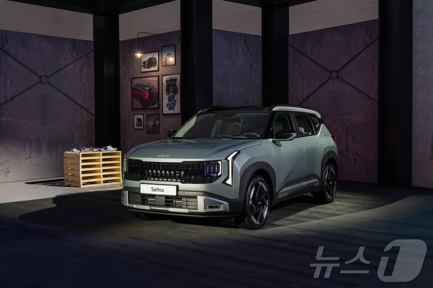 (서울=뉴스1) = 기아가 국내 대표 소형 SUV ’디 올 뉴 셀토스’의 사양 구성과 가격을 공개하고 오는 27일부터 계약을 시작한다고 26일 밝혔다. 사진은 지난 23일 서울 중 …