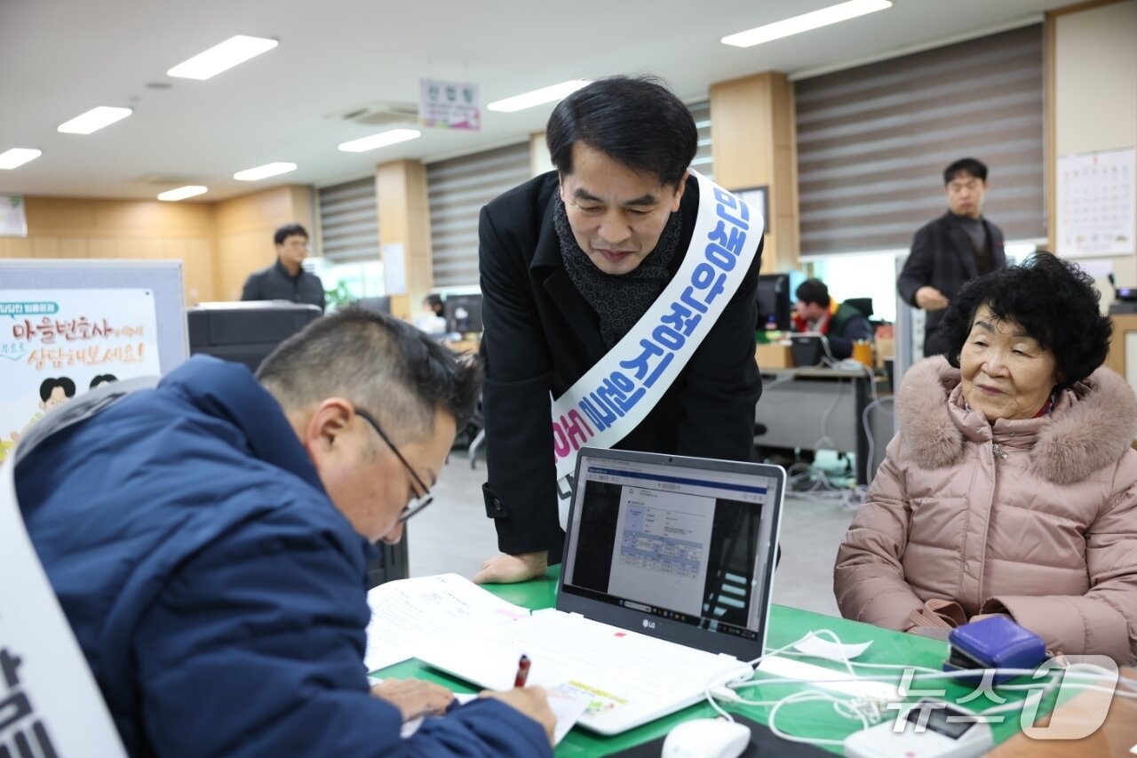 본문 이미지 - 민생안정지원금 신청이 시작된 26일 오전 최재형 보은군수가  보은읍행정복지센터를 찾아 접수를 돕고 있다. (보은군 제공. 재판매 및 DB금지) /뉴스1