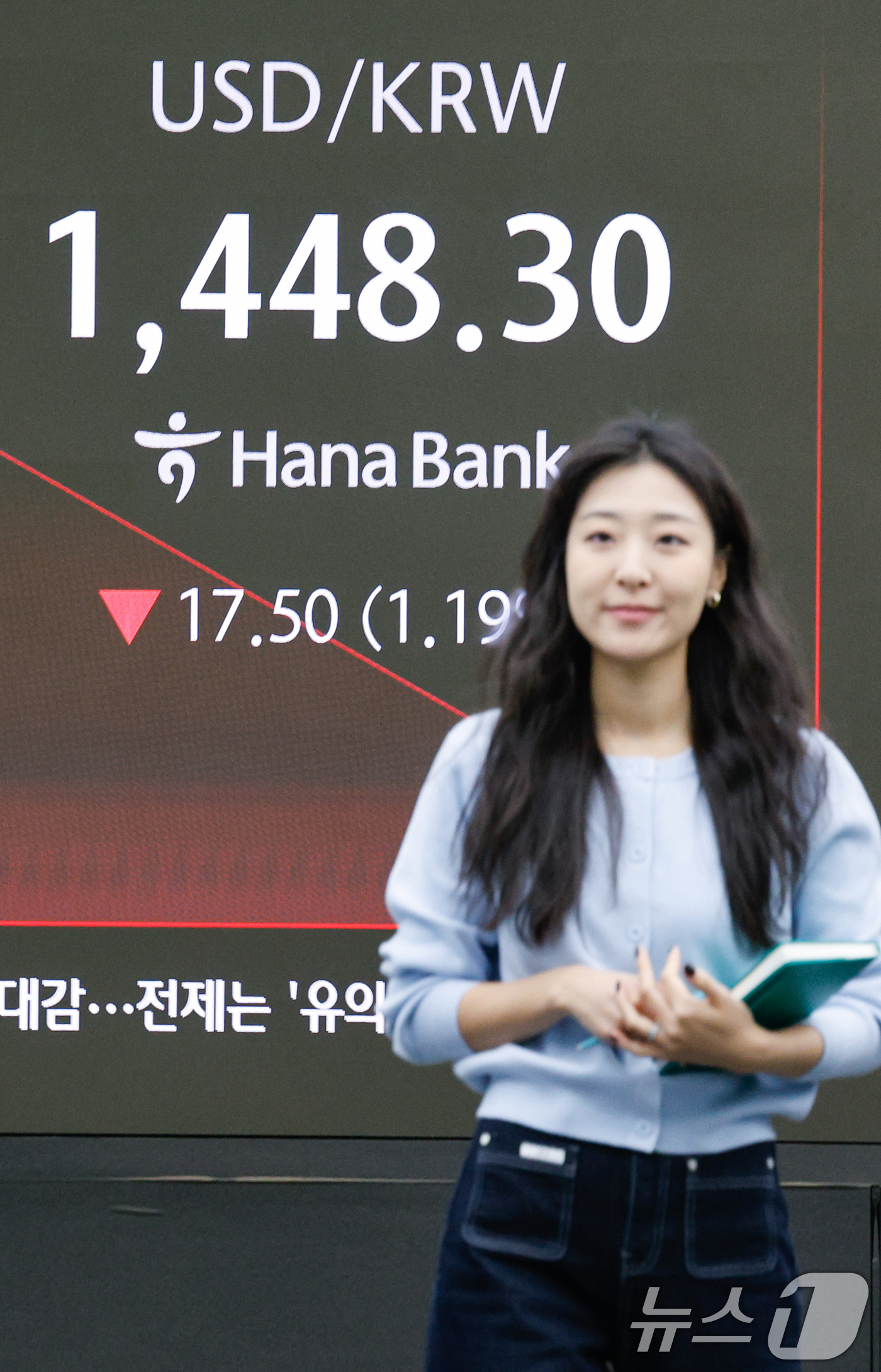 (서울=뉴스1) 안은나 기자 = 26일 오전 서울 중구 하나은행 딜링룸에서 딜러가 업무를 보고 있다.이날 코스닥 지수가 4년 만에 '천스닥'을 돌파, 1% 오른 1003.9에 출발 …