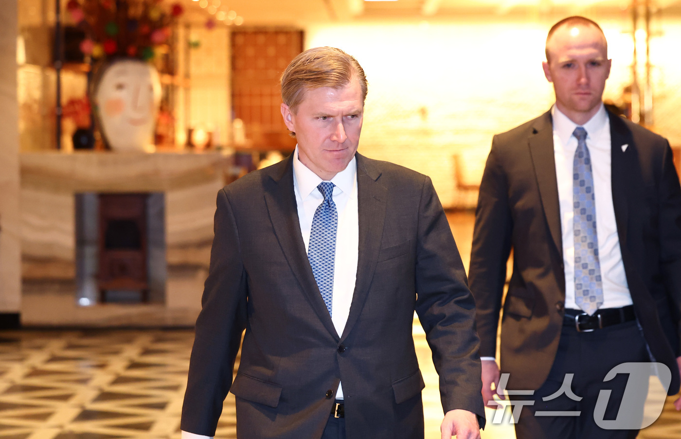 (서울=뉴스1) 최지환 기자 = 엘브리지 콜비 미국 국방부 정책담당 차관이 26일 오전 서울 종로구 포시즌스호텔에서 조현 외교부 장관과 외교안보 현안 논의를 마치고 행사장을 나서고 …