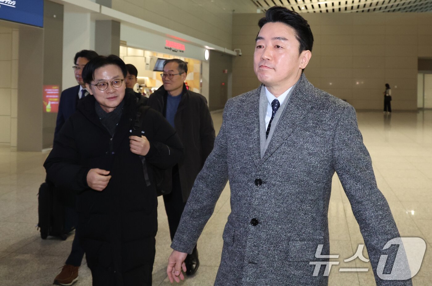 본문 이미지 - 강훈식 대통령비서실장과 김정관 산업통상부 장관이 26일 오전 인천공항에서 잠수함 사업 등 방산협력 논의를 위해 캐나다로 출국하고 있다. 2026.1.26/뉴스1 ⓒ News1 김명섭 기자