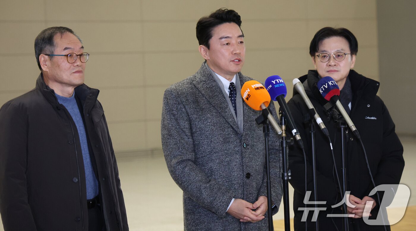 본문 이미지 - 강훈식 대통령비서실장, 김정관 산업통상부 장관, 이용철 방위사업청장이 26일 오전 인천공항에서 잠수함 사업 등 방산협력 논의를 위해 캐나다로 출국에 앞서 인터뷰를 하고 있다. 2026.1.26/뉴스1 ⓒ News1 김명섭 기자