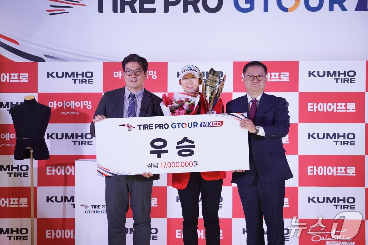 본문 이미지 - 첫 우승을 차지한 황연서 (골프존 제공)