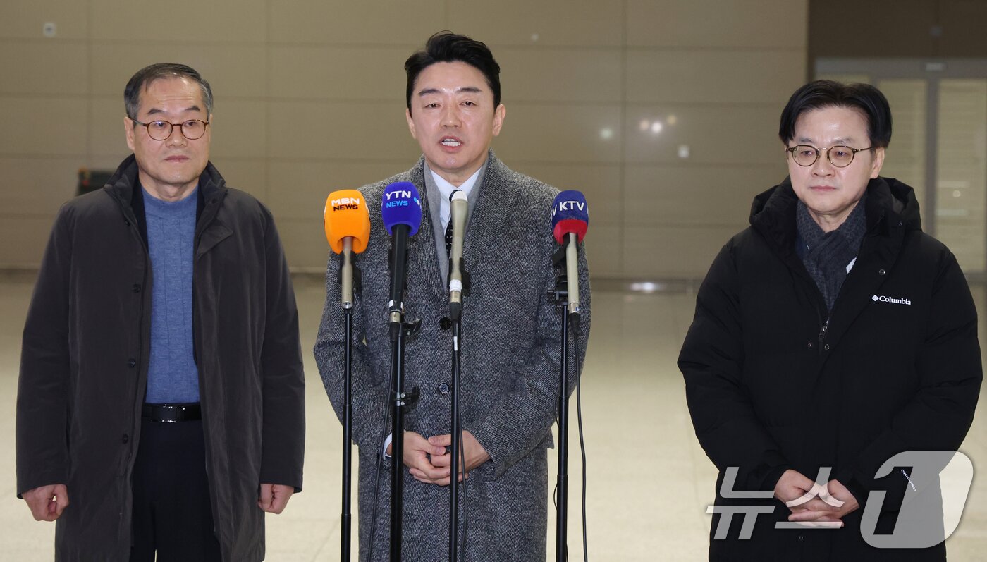 본문 이미지 - 강훈식 대통령비서실장, 김정관 산업통상부 장관, 이용철 방위사업청장이 26일 오전 인천공항에서 잠수함 사업 등 방산협력 논의를 위해 캐나다로 출국에 앞서 인터뷰를 하고 있다. 2026.1.26/뉴스1 ⓒ News1 김명섭 기자
