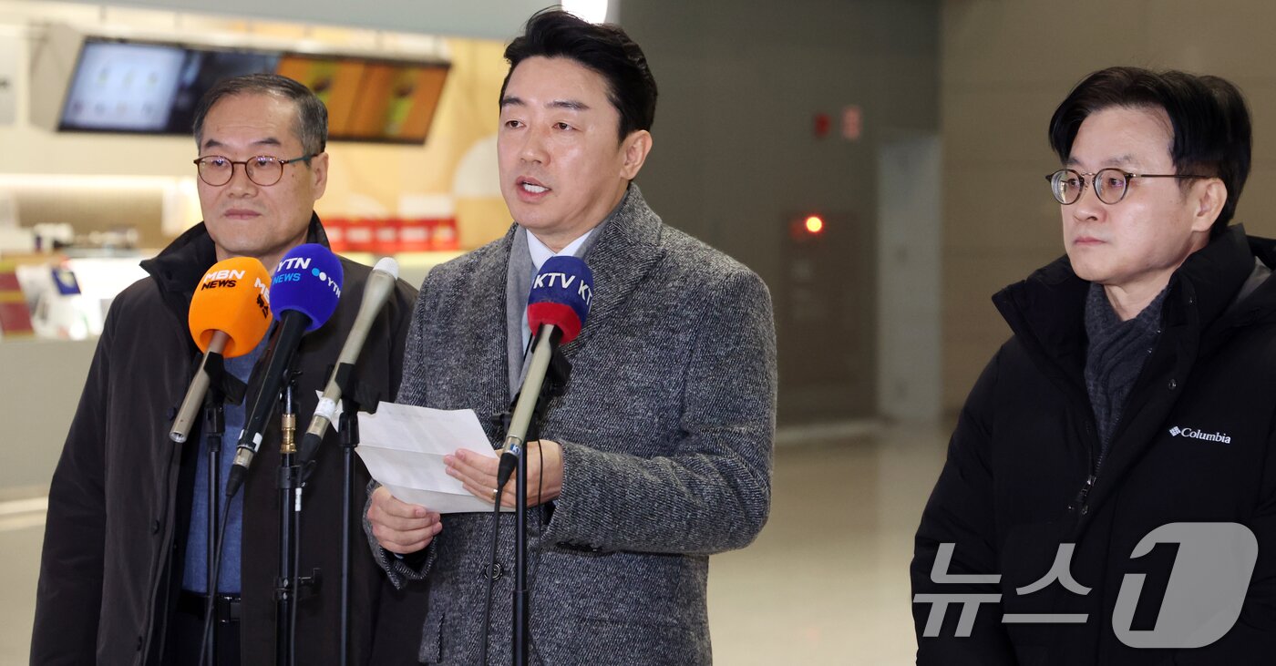 본문 이미지 - 강훈식 대통령비서실장, 김정관 산업통상부 장관, 이용철 방위사업청장이 26일 오전 인천공항에서 잠수함 사업 등 방산협력 논의를 위해 캐나다로 출국에 앞서 인터뷰를 하고 있다. 2026.1.26/뉴스1 ⓒ News1 김명섭 기자