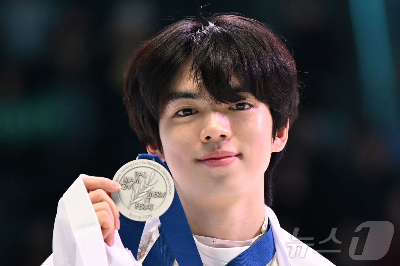 (AFP=뉴스1) 이호윤 기자 = 차준환이 25일(현지시간) 중국 베이징 국가체육관에서 열린 사대륙선수권대회 남자 싱글 프리스케이팅에서 2위를 차지한 뒤 은메달을 들고 포즈를 취하 …