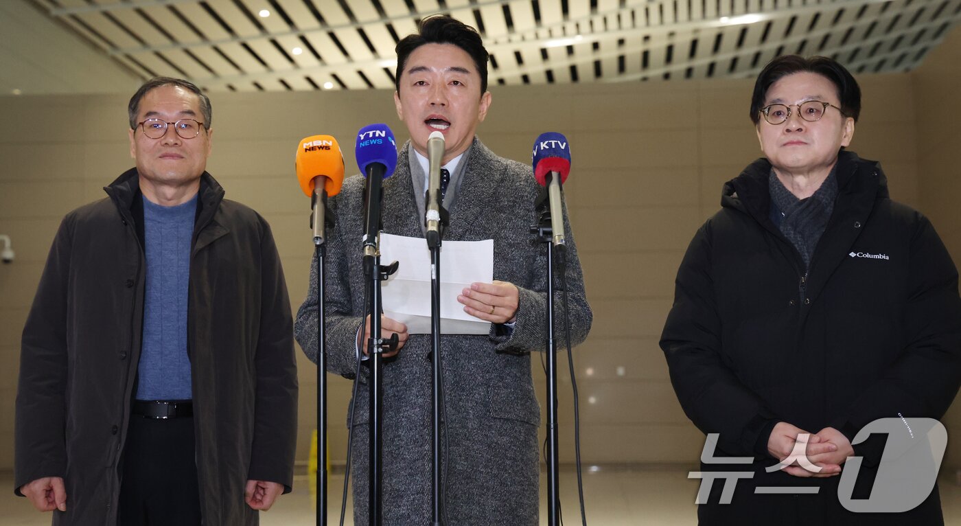 본문 이미지 - 강훈식 대통령비서실장, 김정관 산업통상부 장관, 이용철 방위사업청장이 26일 오전 인천공항에서 잠수함 사업 등 방산협력 논의를 위해 캐나다로 출국에 앞서 인터뷰를 하고 있다. 2026.1.26/뉴스1 ⓒ News1 김명섭 기자