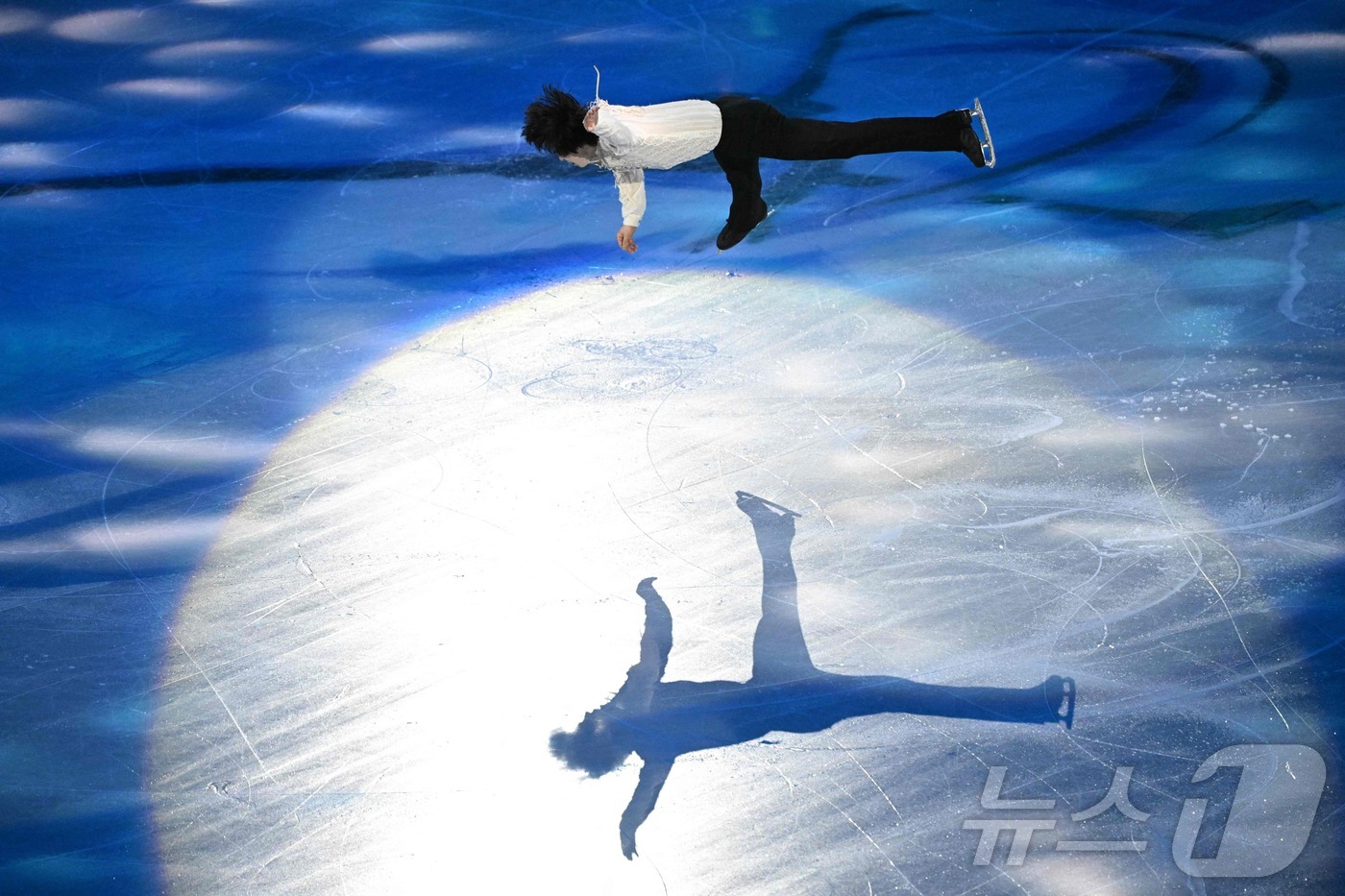 (AFP=뉴스1) 이호윤 기자 = 차준환이 25일(현지시간) 중국 베이징 국가체육관에서 열린 사대륙선수권대회 남자 싱글 프리스케이팅대회 갈라 익스비션에서 연기를 펼치고 있다.차준환 …