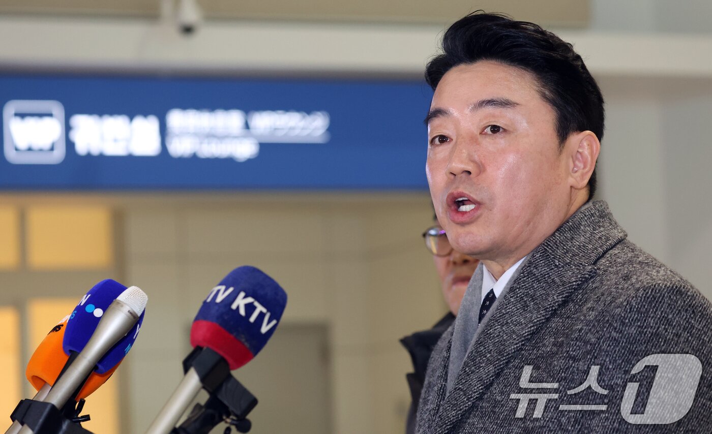 본문 이미지 - 강훈식 대통령비서실장이 26일 오전 인천공항에서 잠수함 사업 등 방산협력 논의를 위해 캐나다로 출국에 앞서 인터뷰를 하고 있다. 2026.1.26/뉴스1 ⓒ News1 김명섭 기자