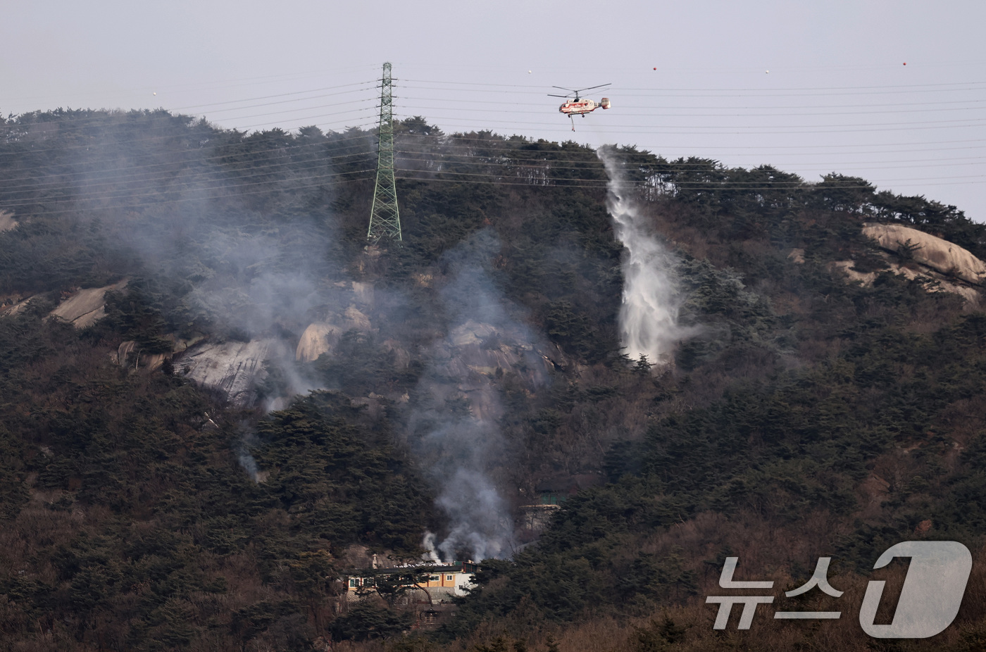 (서울=뉴스1) 구윤성 기자 = 26일 오전 서울 노원구 수락산에서 화재가 발생해 산림청 소방헬기가 화재진압을 하고 있다. 2026.1.26/뉴스1