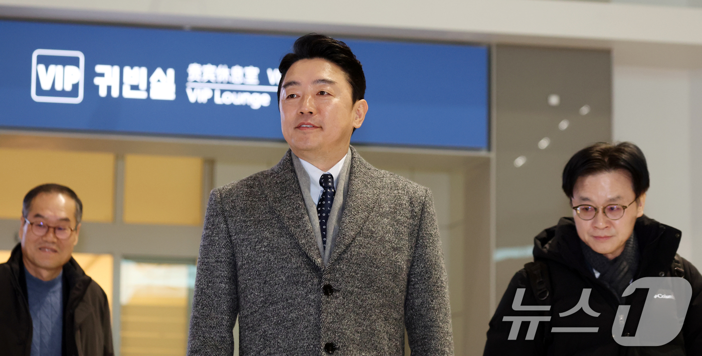(인천공항=뉴스1) 김명섭 기자 = 강훈식 대통령비서실장, 김정관 산업통상부 장관, 이용철 방위사업청장이 26일 오전 인천공항에서 잠수함 사업 등 방산협력 논의를 위해 캐나다로 출 …