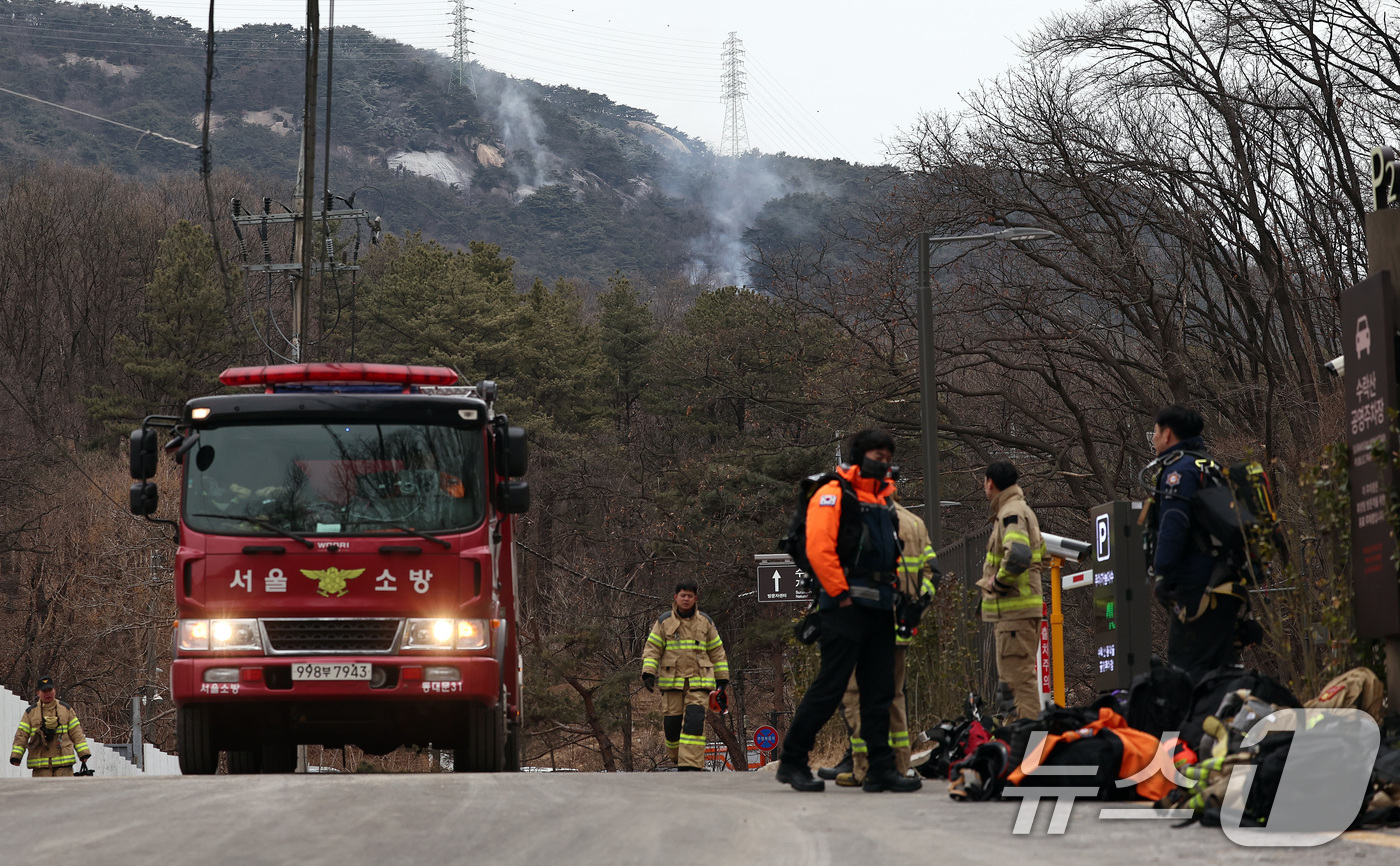 (서울=뉴스1) 구윤성 기자 = 26일 오전 서울 노원구 수락산에서 화재가 발생, 초진을 마친 소방대원들이 대기하고 있다. 2026.1.26/뉴스1