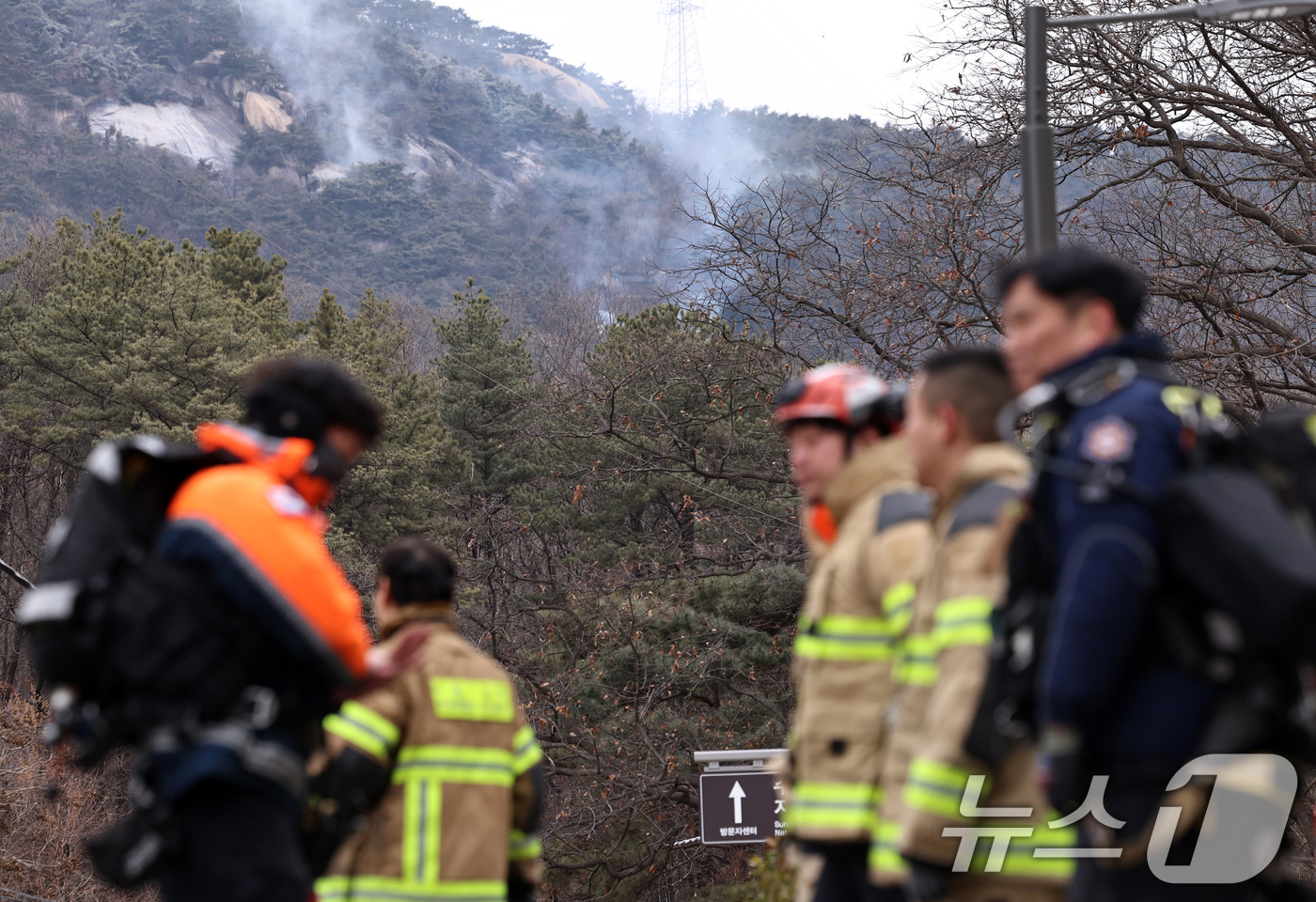 (서울=뉴스1) 구윤성 기자 = 26일 오전 서울 노원구 수락산에서 화재가 발생, 초진을 마친 소방대원들이 대기하고 있다. 2026.1.26/뉴스1