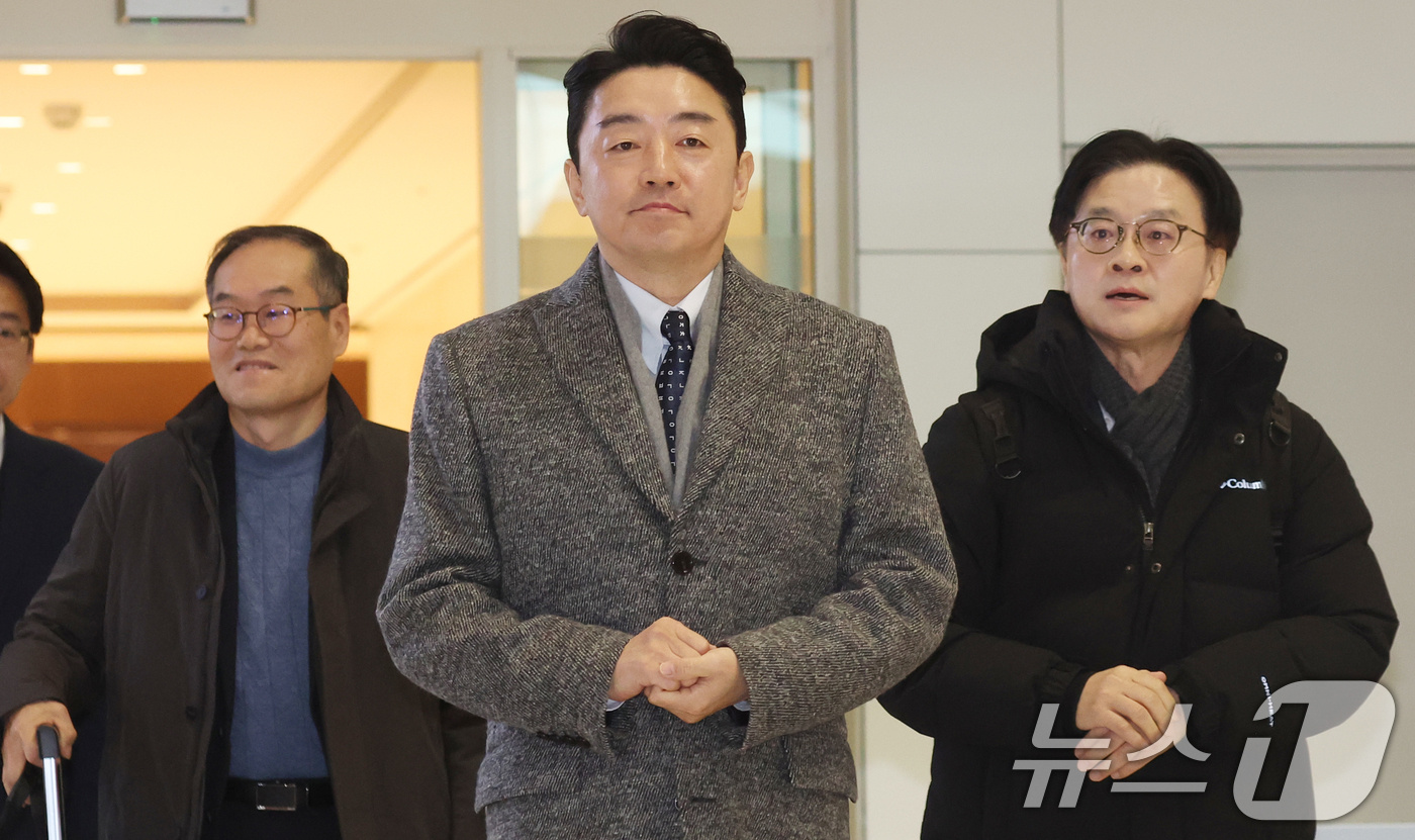 (인천공항=뉴스1) 김명섭 기자 = 강훈식 대통령비서실장, 김정관 산업통상부 장관, 이용철 방위사업청장이 26일 오전 인천공항에서 잠수함 사업 등 방산협력 논의를 위해 캐나다로 출 …