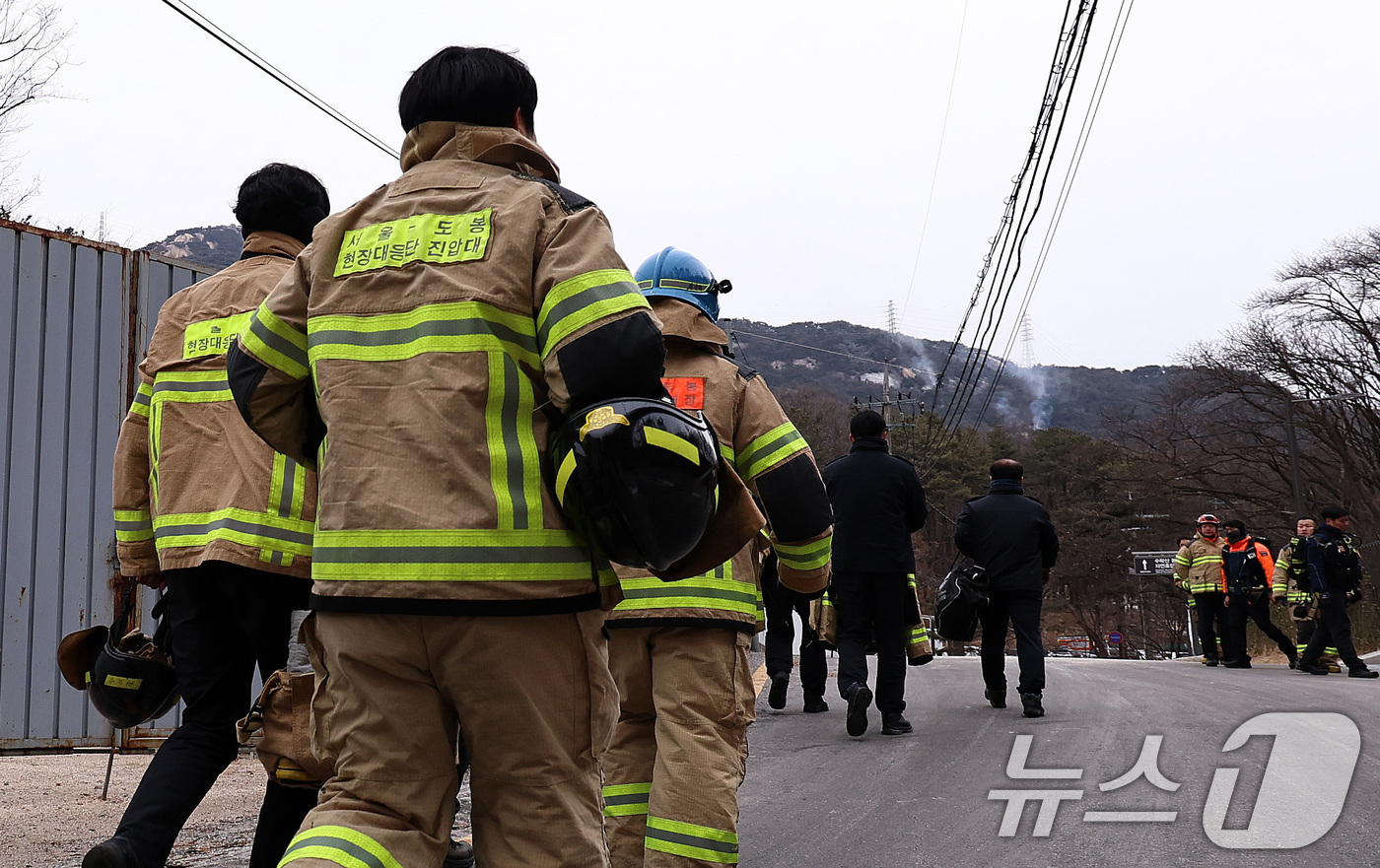 (서울=뉴스1) 구윤성 기자 = 26일 오전 서울 노원구 수락산에서 화재가 발생해 소방대원들이 교대를 위해 현장으로 향하고 있다. 2026.1.26/뉴스1