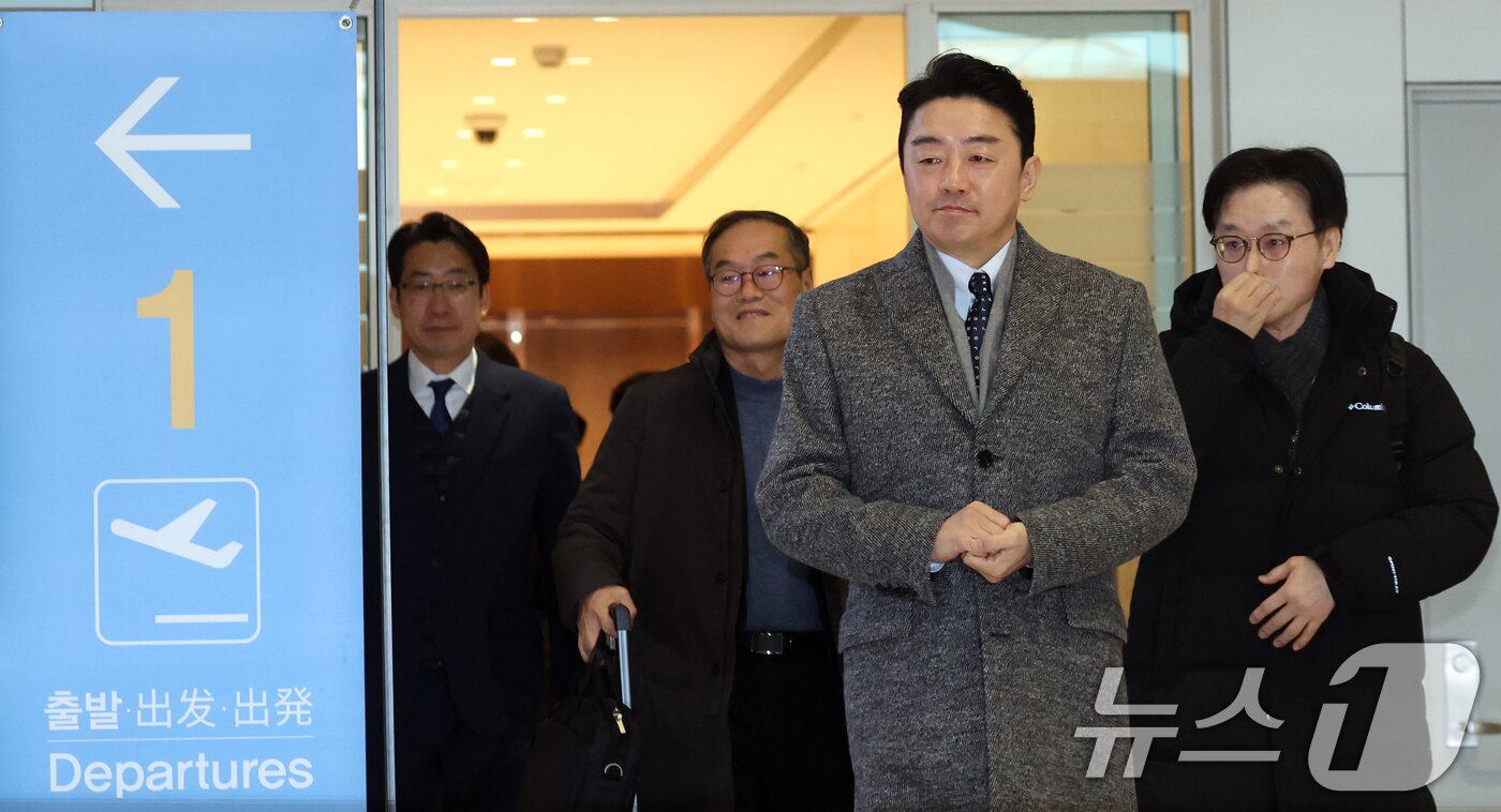 본문 이미지 - 강훈식 대통령비서실장, 김정관 산업통상부 장관, 이용철 방위사업청장이 26일 오전 인천공항에서 잠수함 사업 등 방산협력 논의를 위해 캐나다로 출국하고 있다. 2026.1.26/뉴스1 ⓒ News1 김명섭 기자