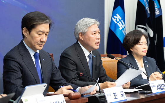 '흡수합당' 신호에 조국혁신당 반발…출발부터 신경전 가열