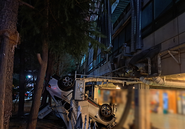3층 주차장 벽 뚫고 1층 떨어진 만취 차량…행인 없어 '천만다행'