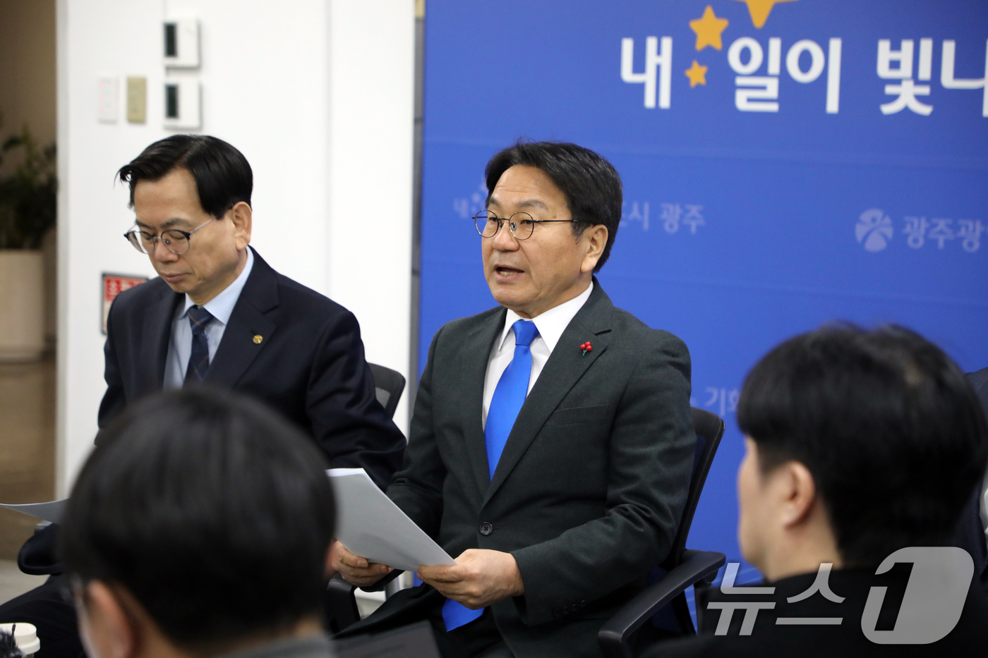 (광주=뉴스1) 이수민 기자 = 강기정 광주광역시장이 26일 오전 광주시 기자실에서 행정통합 특별법 3차 간담회 논의 내용과 관련해 기자단에게 설명하고 있다. 2026.1.26/뉴 …