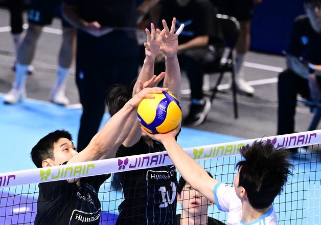 "삐끗하면 미끌"…'현대캐피탈vs대한항공' 선두 다툼 치열[V리그포커스]