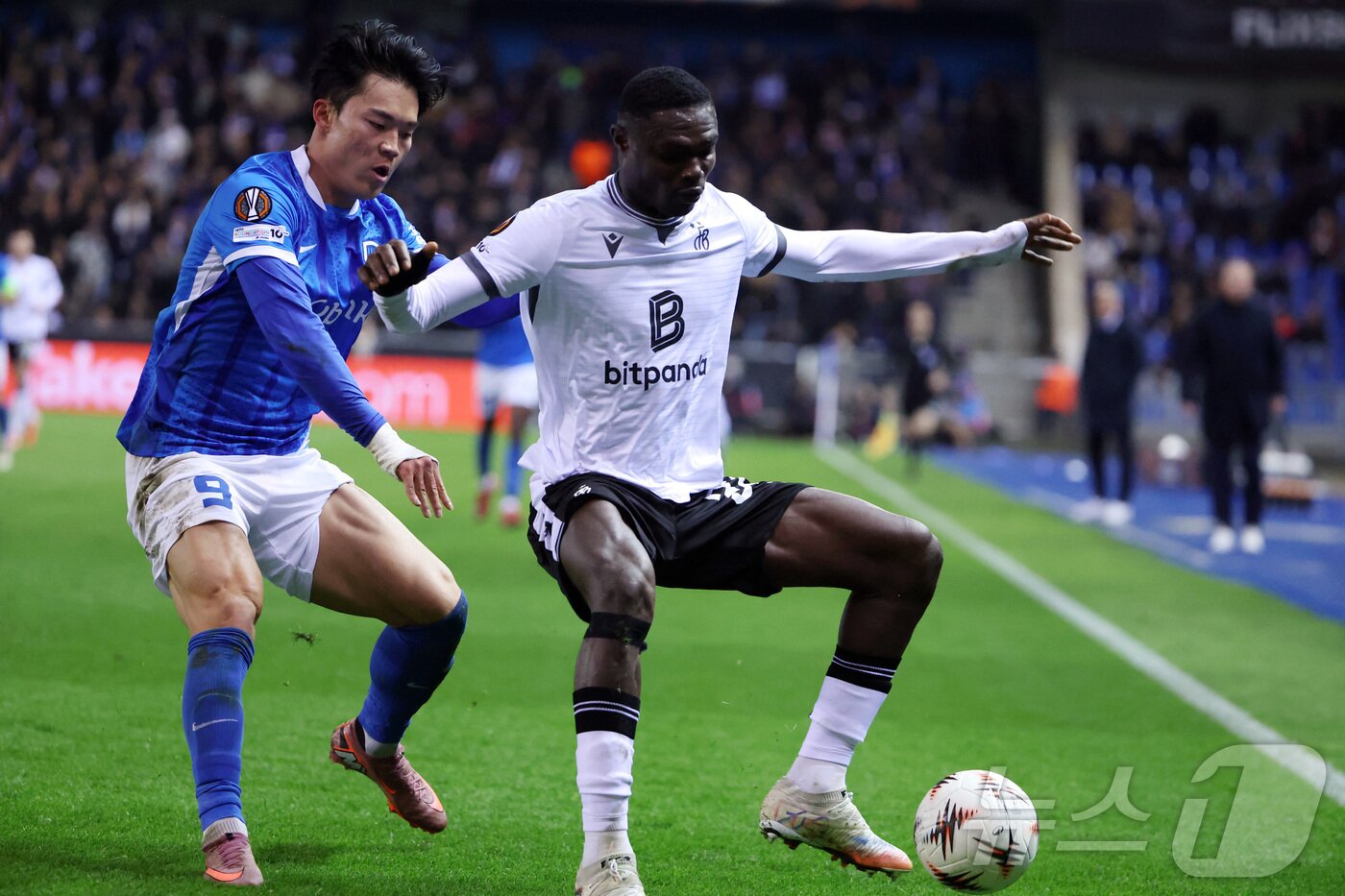 본문 이미지 - 수비수와 몸싸움을 하는 오현규(왼쪽)l ⓒ 로이터=뉴스1