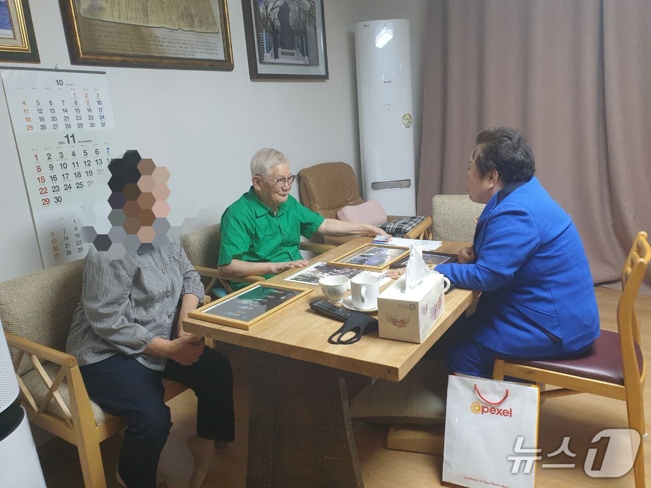 본문 이미지 - 신천지 교주 이만희 총회장(왼쪽)이 감염병예방법 위반 등 혐의로 구속기소됐다가 보석으로 풀려난 2021년 11월 쯤 자택에서 이희자 한국근우회 회장(오른쪽)을 만나고 있다. (독자 제공)