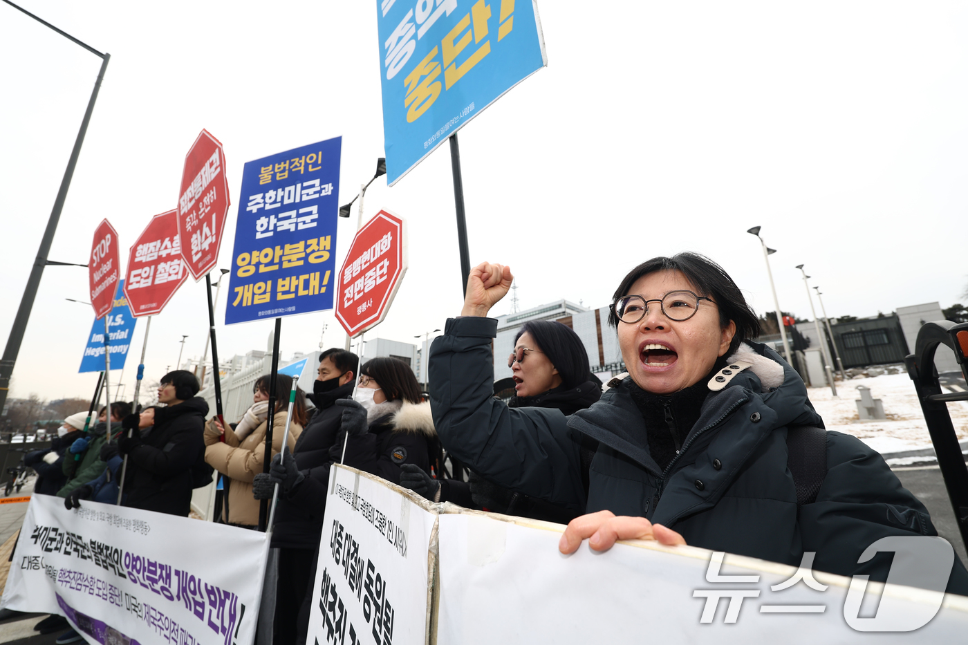 (서울=뉴스1) 김민지 기자 = 엘브리지 콜비 미국 국방부 정책담당 차관이 방한한 가운데 평화와 통일을 여는 사람들(평통사) 회원들이 26일 오전 서울 용산구 국방부 청사 인근에서 …