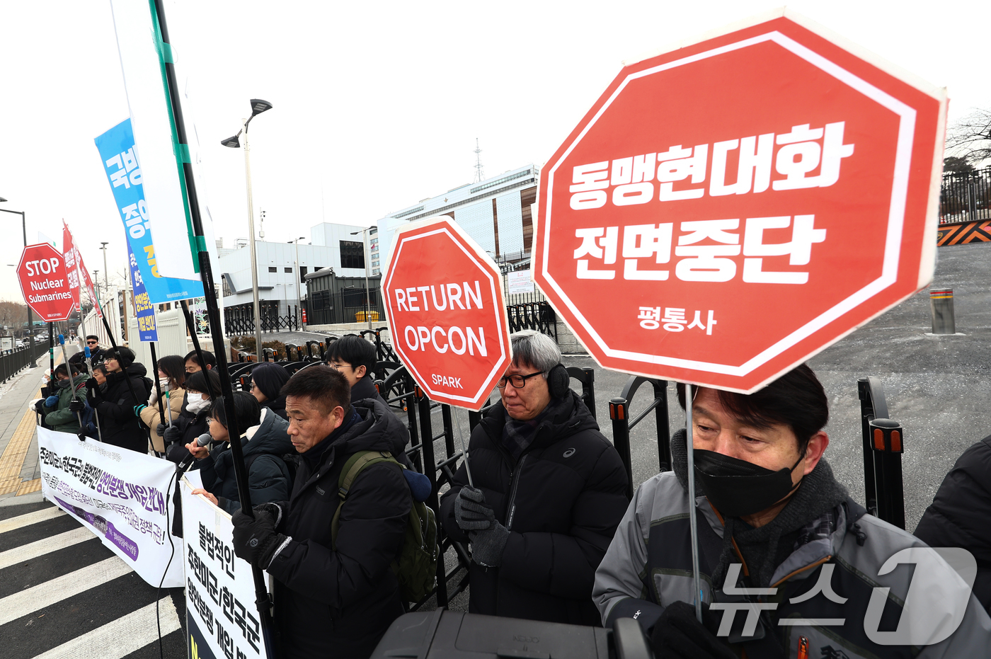 (서울=뉴스1) 김민지 기자 = 엘브리지 콜비 미국 국방부 정책담당 차관이 방한한 가운데 평화와 통일을 여는 사람들(평통사) 회원들이 26일 오전 서울 용산구 국방부 청사 인근에서 …