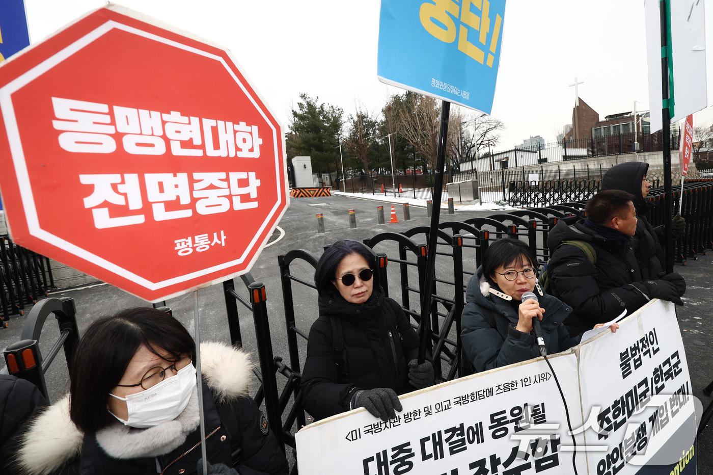 (서울=뉴스1) 김민지 기자 = 엘브리지 콜비 미국 국방부 정책담당 차관이 방한한 가운데 평화와 통일을 여는 사람들(평통사) 회원들이 26일 오전 서울 용산구 국방부 청사 인근에서 …