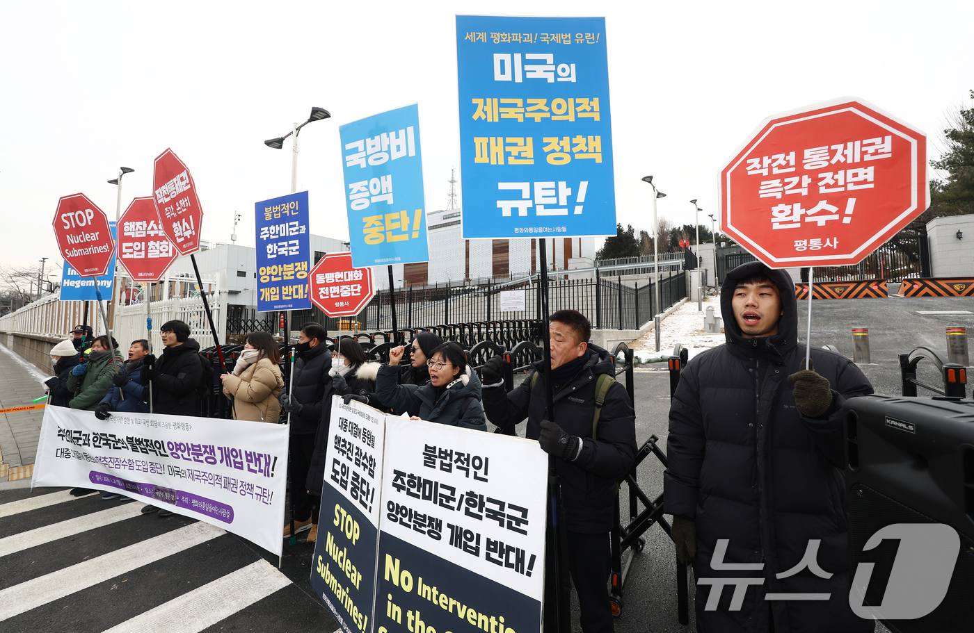 (서울=뉴스1) 김민지 기자 = 엘브리지 콜비 미국 국방부 정책담당 차관이 방한한 가운데 평화와 통일을 여는 사람들(평통사) 회원들이 26일 오전 서울 용산구 국방부 청사 인근에서 …