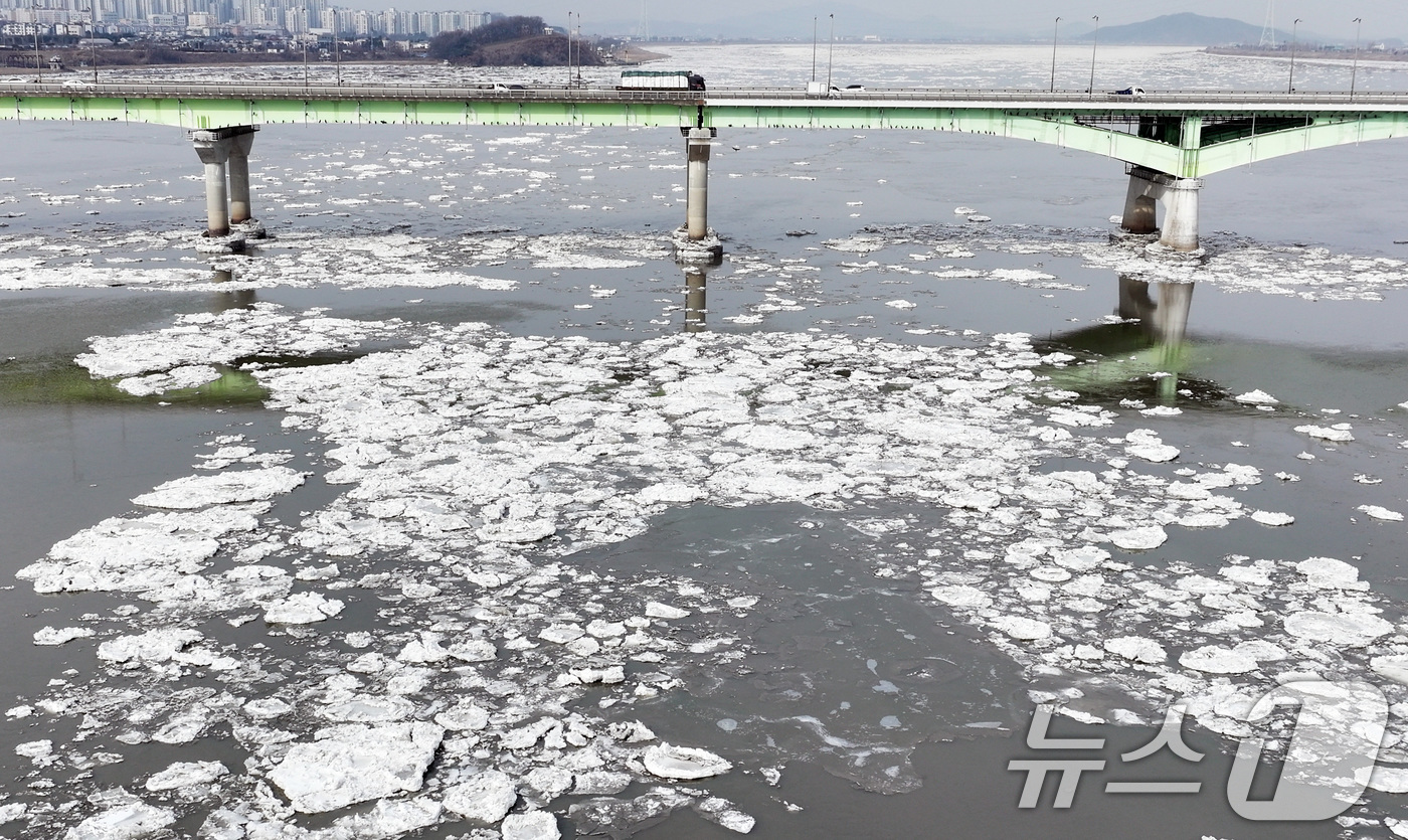 (김포=뉴스1) 구윤성 기자 = 연일 한파가 이어지는 26일 경기 김포시 일산대교 일대에 유빙이 떠 있다.  2026.1.26/뉴스1