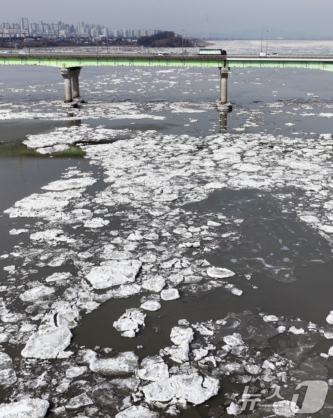 (김포=뉴스1) 구윤성 기자 = 연일 한파가 이어지는 26일 경기 김포시 일산대교 일대에 유빙이 떠 있다.  2026.1.26/뉴스1