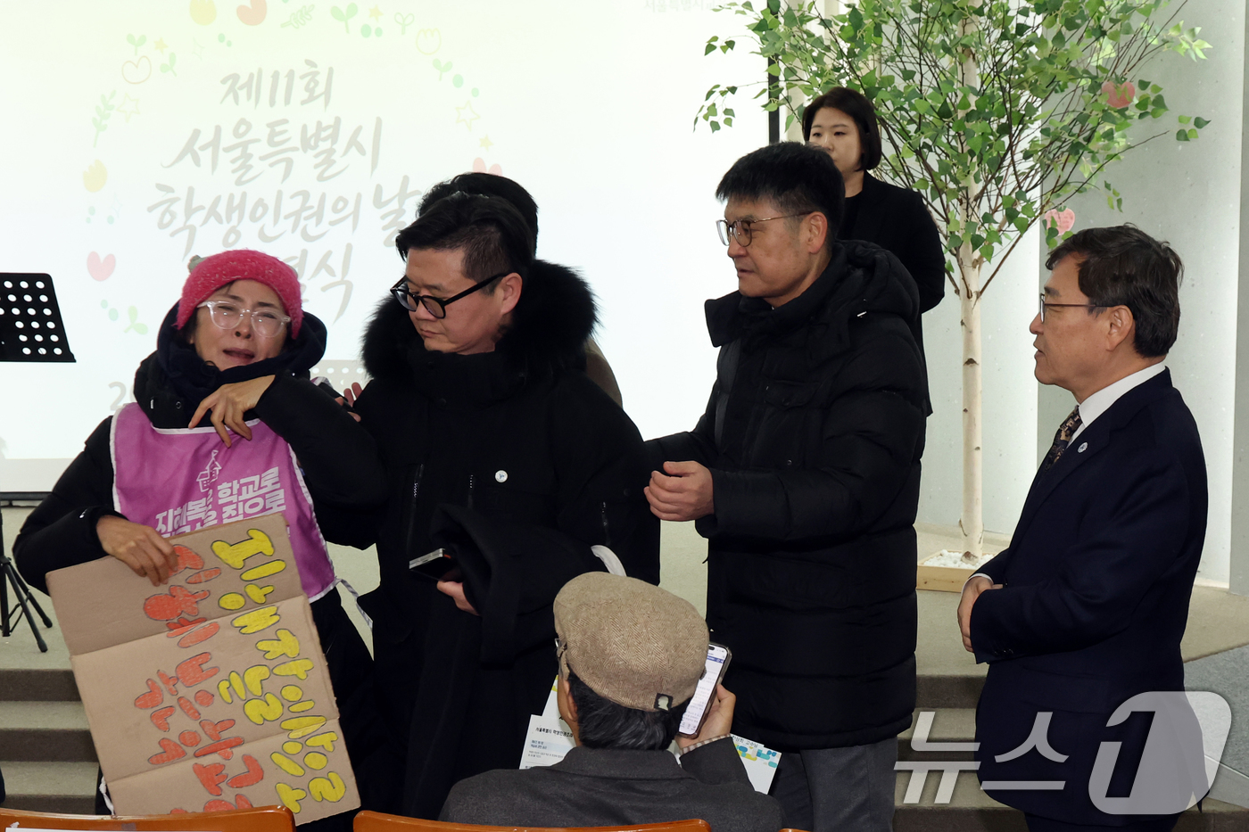 (서울=뉴스1) 황기선 기자 = 정근식 서울시교육감이 26일 오전 서울 중구 서울시청 서소문별관 후생동 강당에서 열린 '제11회 서울특별시 학생인권의 날 기념식'에서 교내 성폭력 …