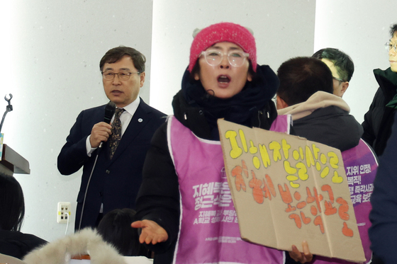 고공농성 중 체포된 지혜복 교사 석방…시위대 3명, 구속 기로