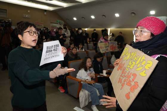 지혜복 교사, 서울시교육청 내 고공농성 중 연행