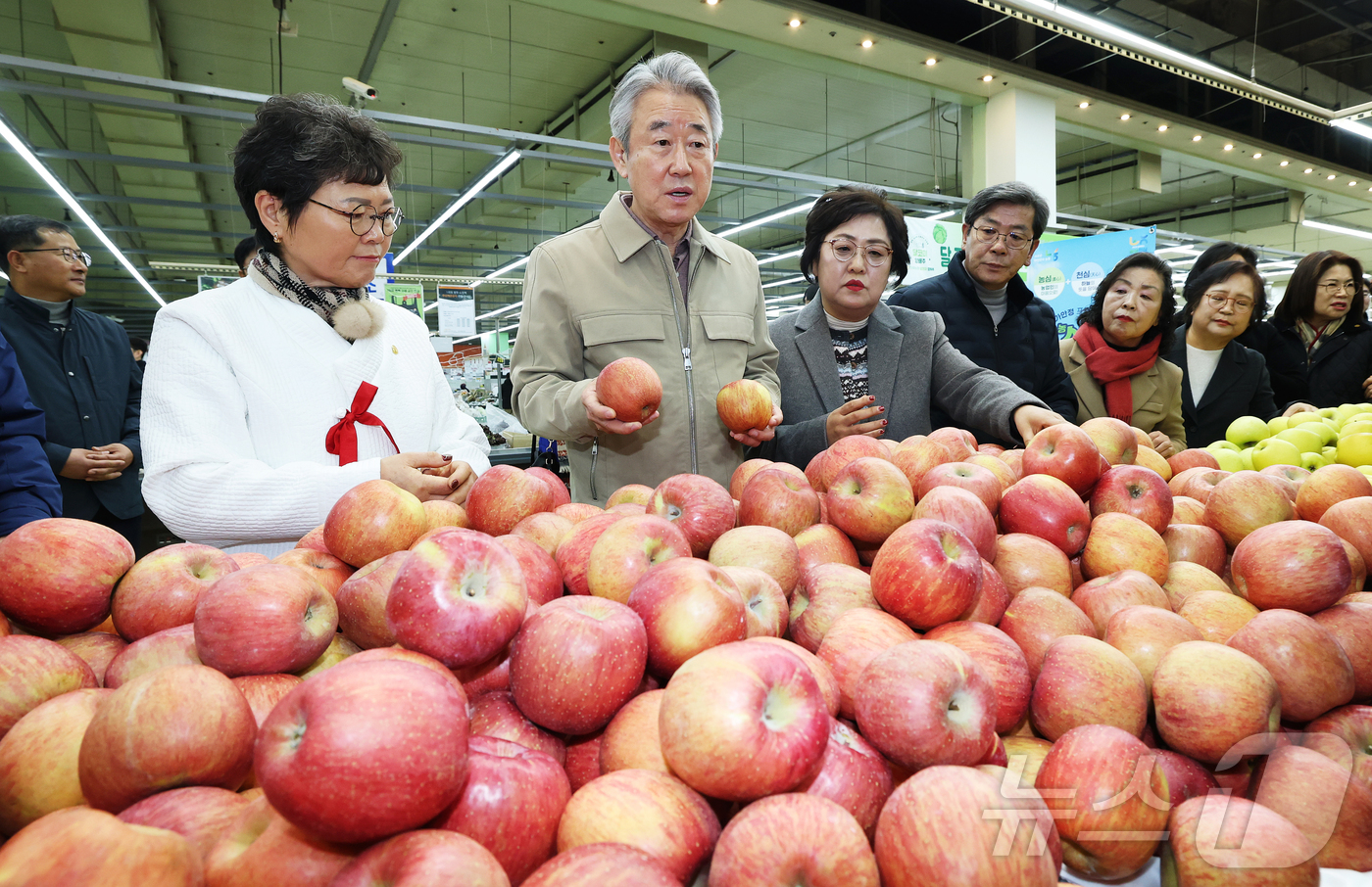 (서울=뉴스1) 오대일 기자 = 강호동 농협중앙회장이 26일 서울 서초구 농협하나로마트 양재점에서 열린 설 물가안정 프로젝트 농심! 천심! 동심! 특별할인행사에서 과일 코너를 둘러 …