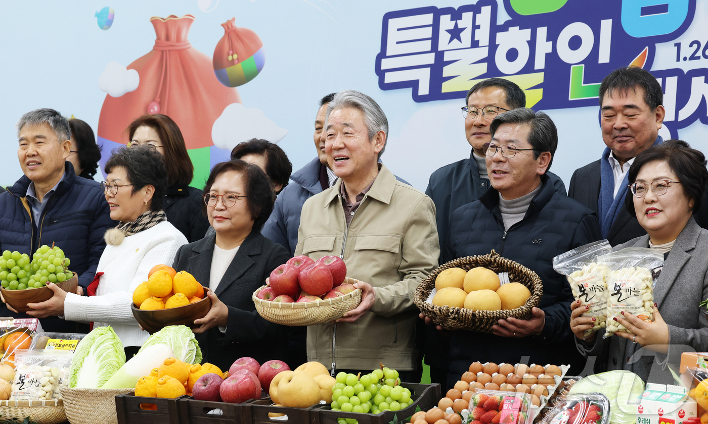 (서울=뉴스1) 오대일 기자 = 강호동 농협중앙회장(왼쪽 네번째)이 26일 서울 서초구 농협하나로마트 양재점에서 열린 설 물가안정 프로젝트 농심! 천심! 동심! 특별할인행사에서 참 …