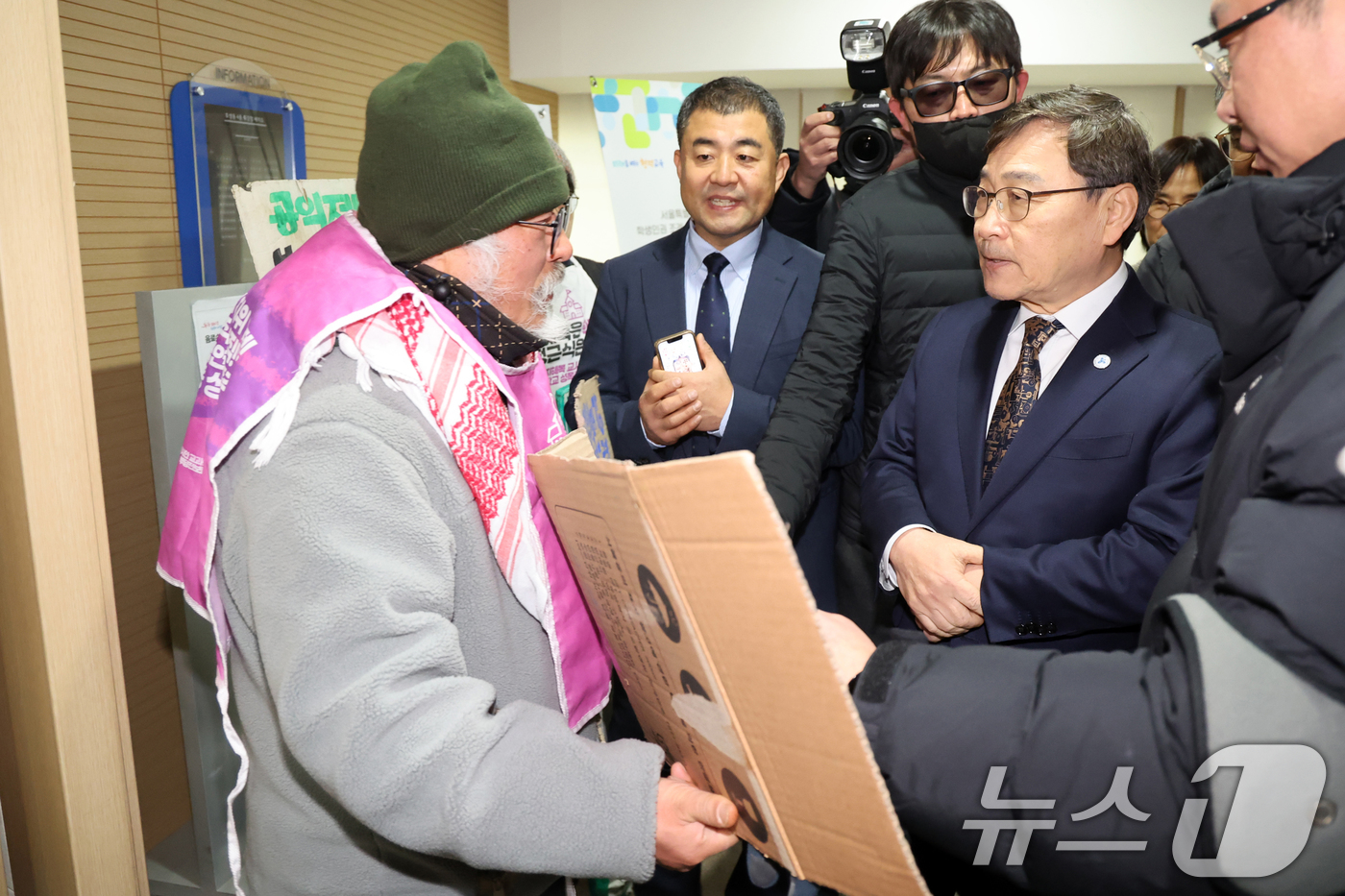 (서울=뉴스1) 황기선 기자 = 정근식 서울시교육감이 26일 오전 서울 중구 서울시청 서소문별관 후생동 강당에서 열린 '제11회 서울특별시 학생인권의 날 기념식'에 입장하며 '공익 …