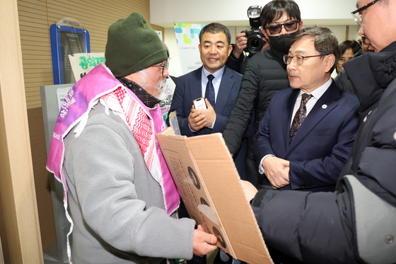 항의 받으며 입장하는 정근식 교육감
