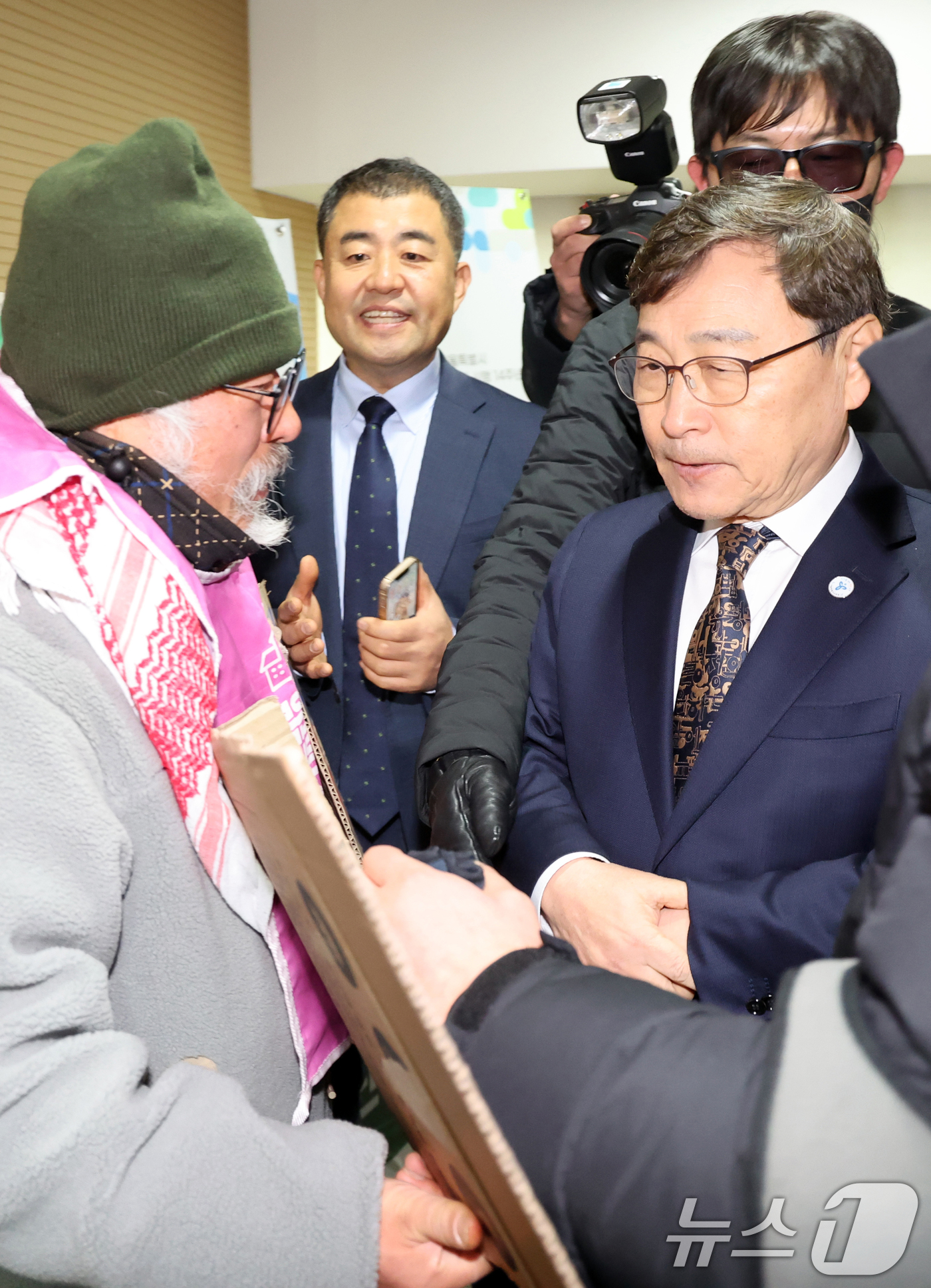 (서울=뉴스1) 황기선 기자 = 정근식 서울시교육감이 26일 오전 서울 중구 서울시청 서소문별관 후생동 강당에서 열린 '제11회 서울특별시 학생인권의 날 기념식'에 입장하며 '공익 …