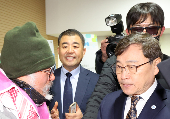 항의 받는 정근식 서울시교육감