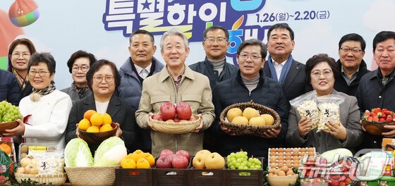 본문 이미지 - 강호동 농협중앙회장(앞줄 왼쪽 세번째)이 26일 서울 서초구 농협하나로마트 양재점에서 열린 설 물가안정 프로젝트 농심! 천심! 동심! 특별할인행사에서 참석자들과 기념촬영을 하고 있다. 농협은 설 명절을 맞아 이날부터 다음 달 16일까지 물가 안정을 위해 560억원의 재원을 마련, 설 주요 성수용품과 물가안정품목을 최대 65% 할인 판매한다. 2026.1.26/뉴스1 ⓒ News1 오대일 기자