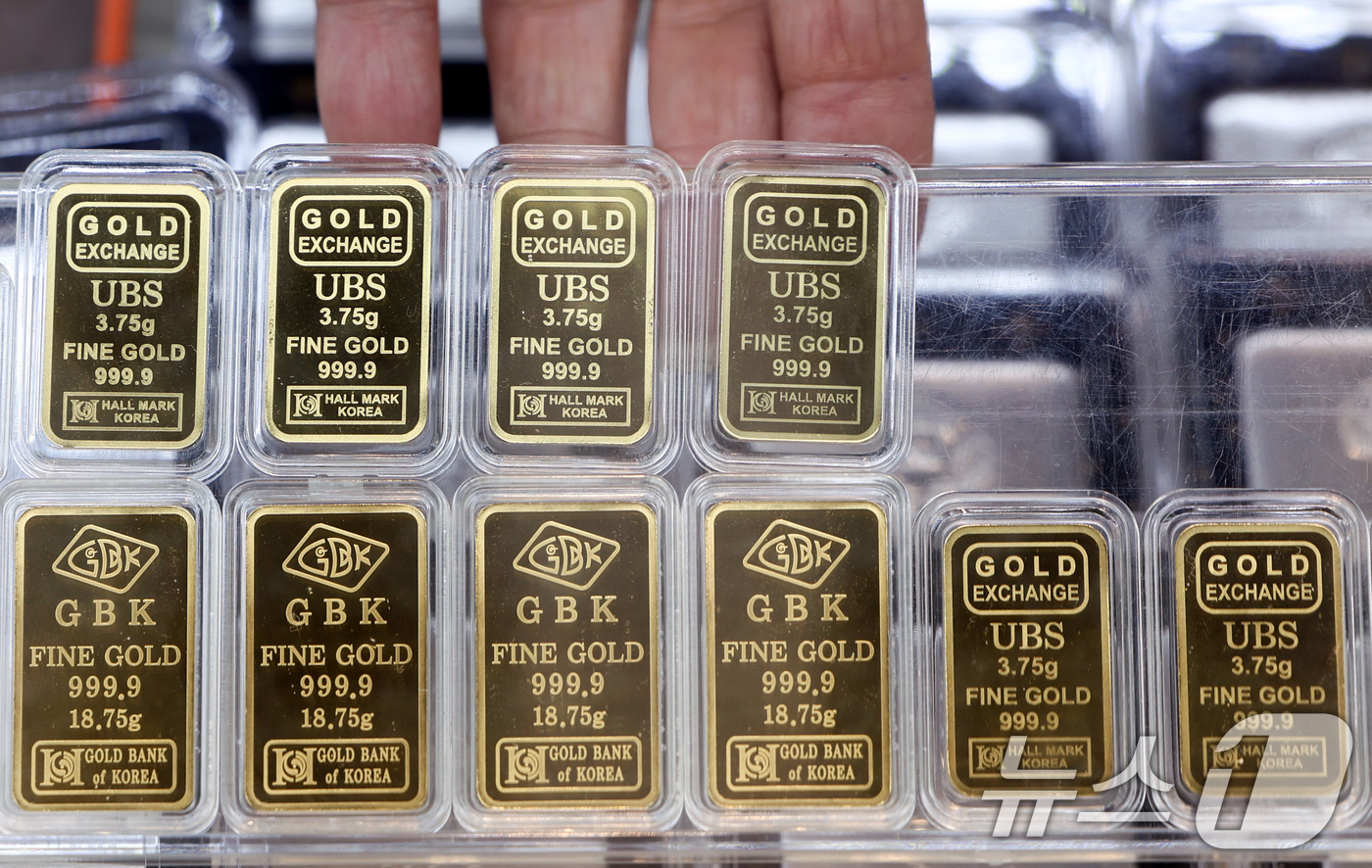 (서울=뉴스1) 최지환 기자 = 국제 금값이 사상 처음으로 온스당 5천달러를 돌파한 26일 서울 종로구 한 금은방에 금 제품이 진열되어 있다. 2026.1.26/뉴스1