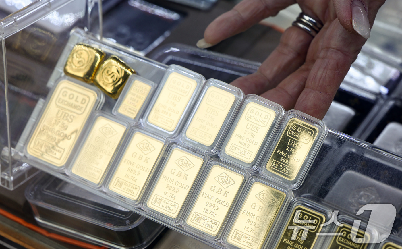(서울=뉴스1) 최지환 기자 = 국제 금값이 사상 처음으로 온스당 5천달러를 돌파한 26일 서울 종로구 한 금은방에 금 제품이 진열되어 있다. 2026.1.26/뉴스1