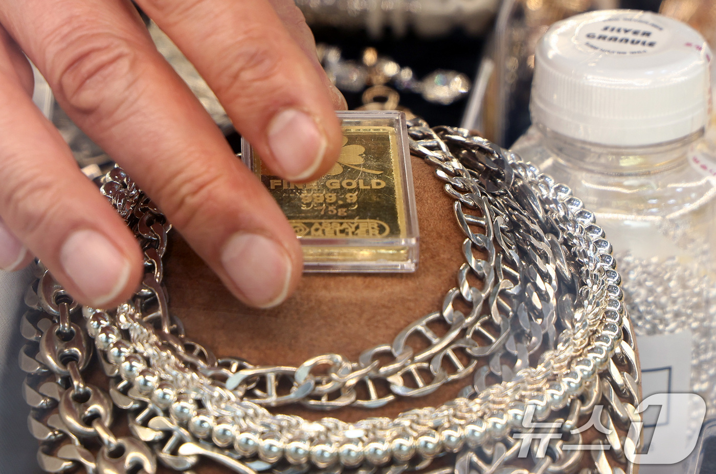 (서울=뉴스1) 최지환 기자 = 국제 금값이 사상 처음으로 온스당 5천달러를 돌파한 26일 서울 종로구 한 금은방에 금 제품이 진열되어 있다. 2026.1.26/뉴스1