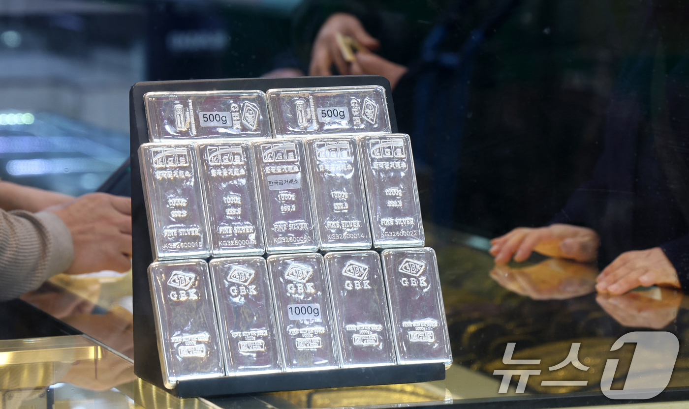 (서울=뉴스1) 최지환 기자 = 국제 은 현물 시세가 7%이상 상승한 26일 서울 종로구 한 금은방에 은 제품이 진열되어 있다. 2026.1.26/뉴스1