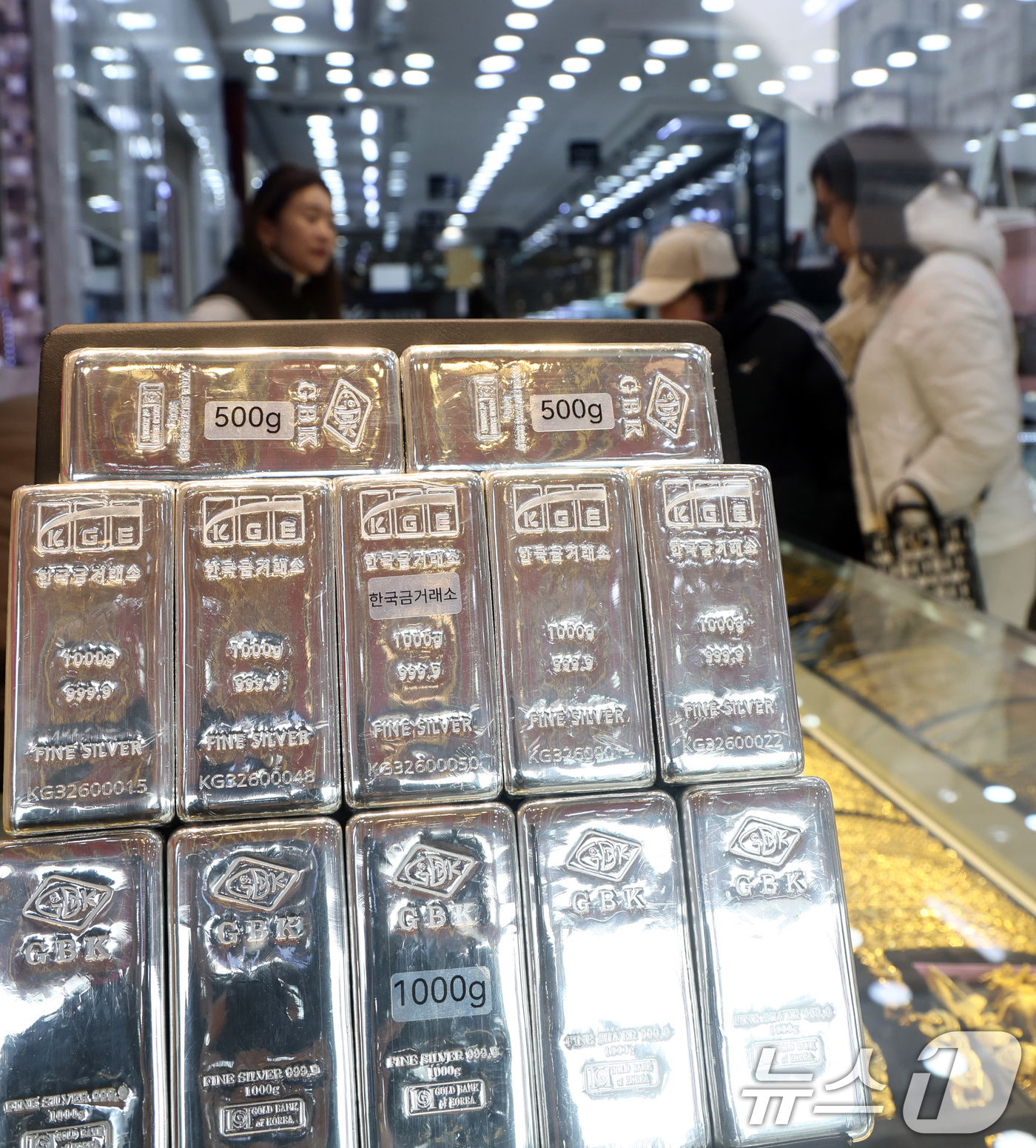 (서울=뉴스1) 최지환 기자 = 국제 은 현물 시세가 7%이상 상승한 26일 서울 종로구 한 금은방에 실버바가 진열되어 있다. 2026.1.26/뉴스1