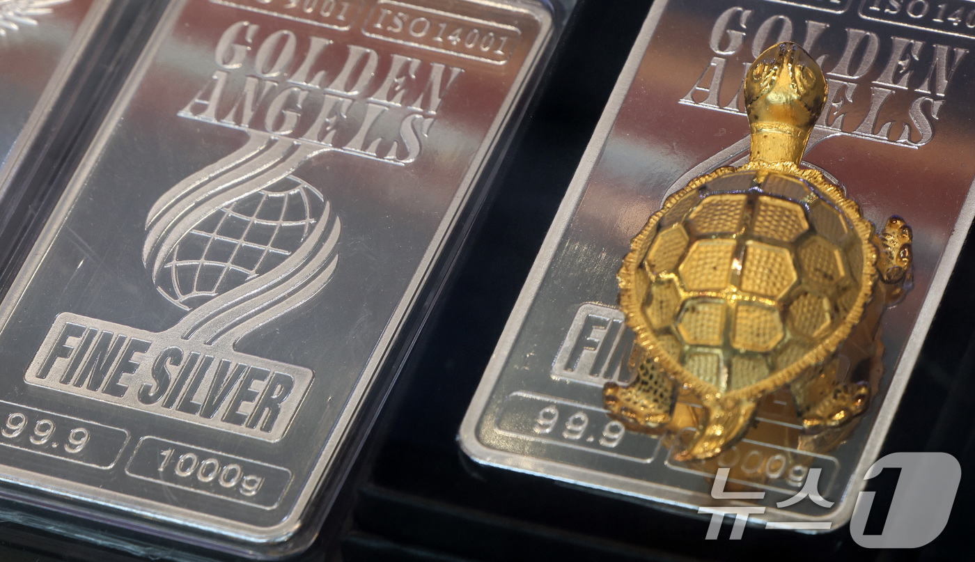 (서울=뉴스1) 최지환 기자 = 국제 금값이 사상 처음으로 온스당 5천달러를 돌파한 26일 서울 종로구 한 금은방에 금·은 제품이 진열되어 있다. 2026.1.26/뉴스1